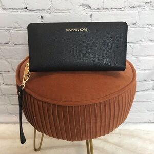 Michael Kors Black Jet Set Travel Saffiano Leather Zip Wallet